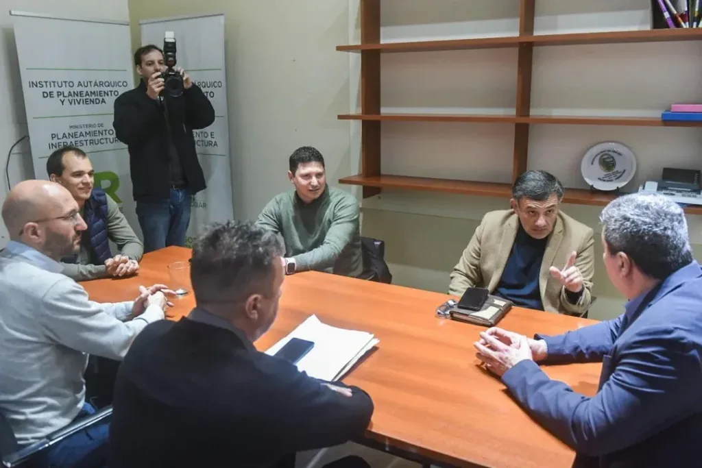 Oliva e intendentes del departamento Uruguay reclamaron al IAPV una distribución más equitativa de los planes de vivienda