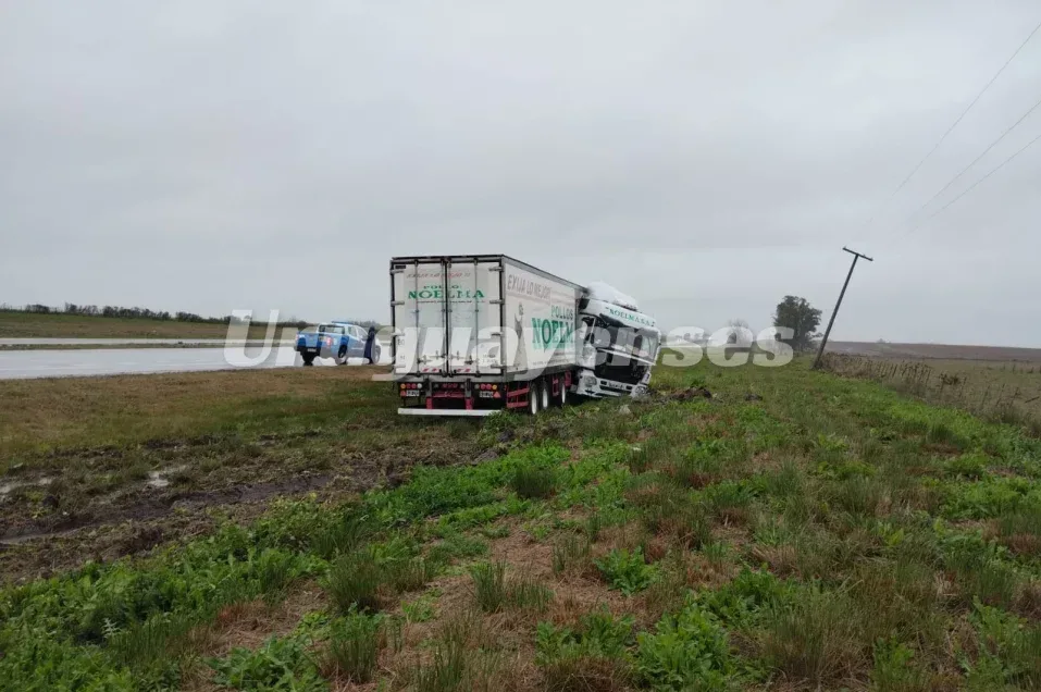 GUALEGUAYCHÚ: Una ráfaga de viento provocó el despiste de un camión en la Ruta 14