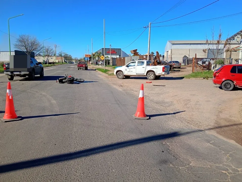 Motociclista sufrió graves lesiones tras chocar con un automóvil en una esquina de Gualeguaychú