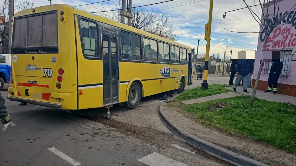 Gualeguaychú: Una mujer sufrió lesiones graves tras ser embestida por un colectivo
