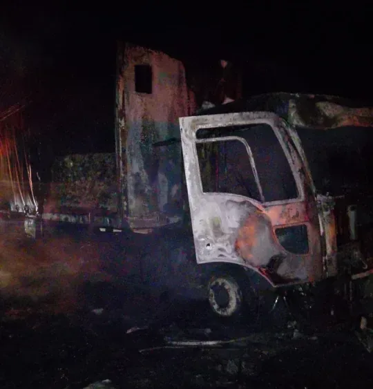 Incendio en un camión sobre la Autovía 14: la cabina quedó destruida