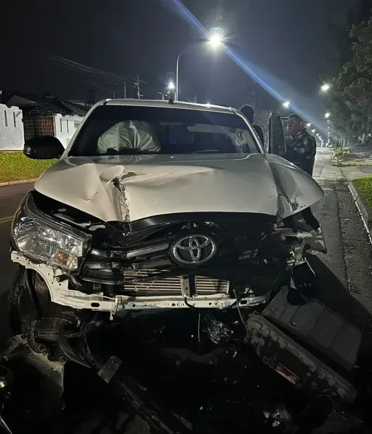 Una camioneta chocó contra un poste de alumbrado en Paraná