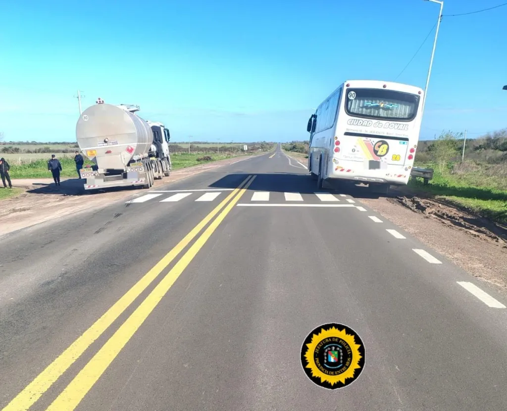 Un niño cruzó detrás de un colectivo y terminó lesionado tras ser alcanzado por un camión
