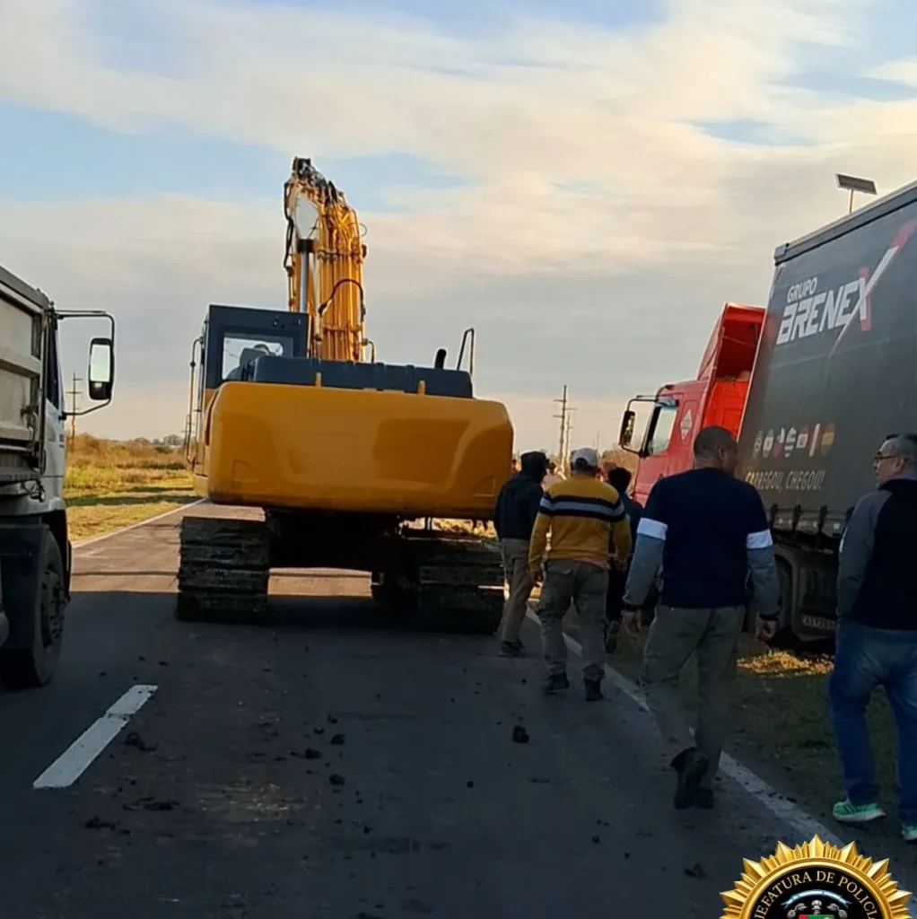 Sacaron un camión que llevaba varios días atascado en la banquina de la Ruta 127