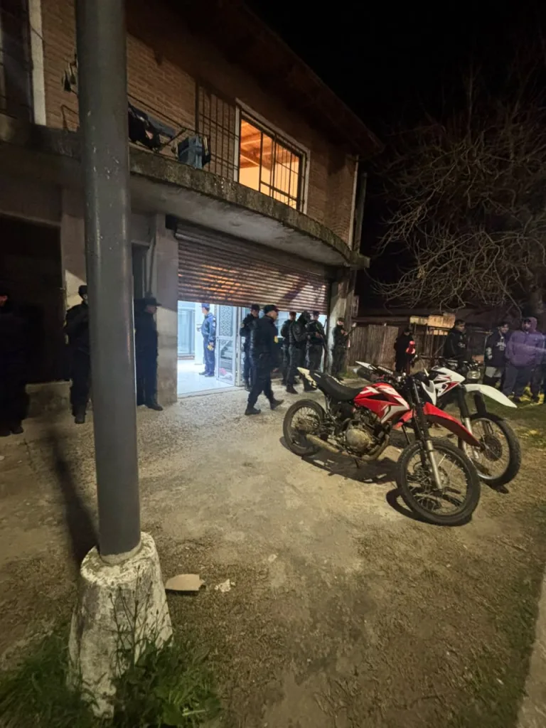 Allanamientos por amenazas: secuestraron droga, municiones y una moto, y detuvieron a un joven