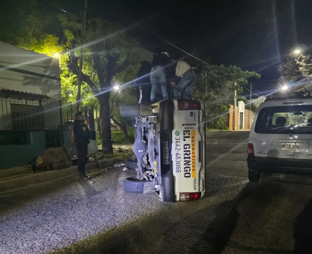 Concepción del Uruguay: Un conductor ebrio chocó contra una columna y terminó volcando con su camioneta