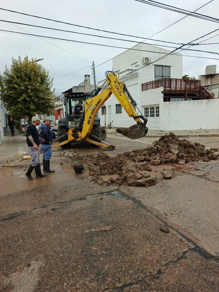 Arreglos en el caño madre de agua sobre calle Artusi