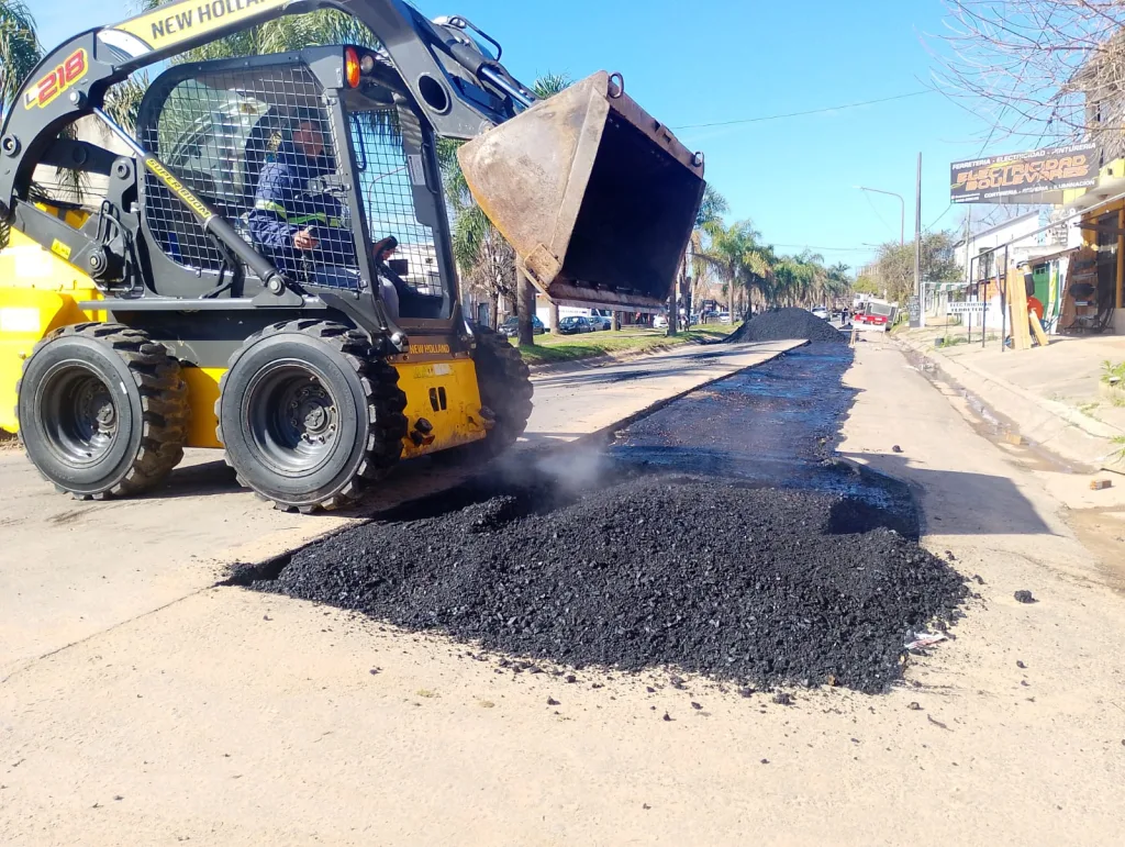 Realizan bacheo en Bv. Díaz Vélez y en barrio 2 de Abril