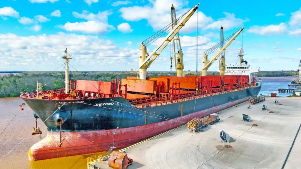 El puerto está cargando un buque con madera y el viernes llega otro para exportar harina de soja