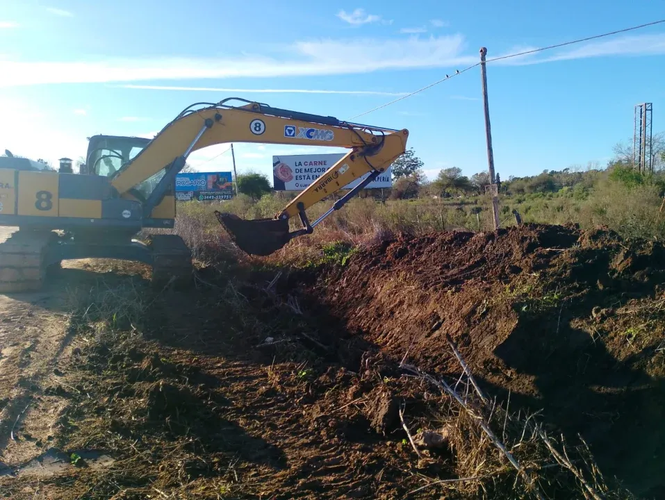 Se intensifican los trabajos de canalización de desagües en el acceso Bruno
