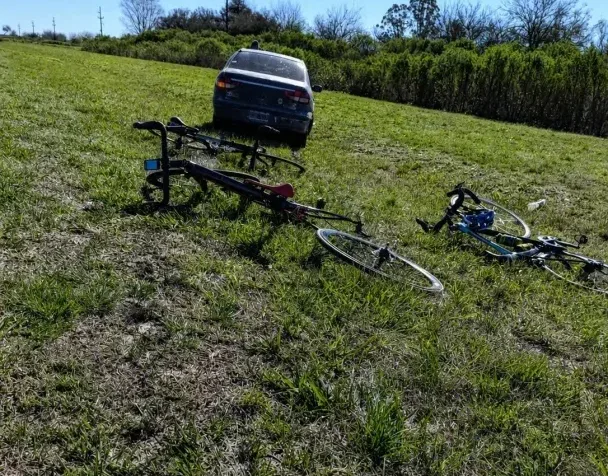 Un automovilista embistió a tres ciclistas sobre la Ruta 12: uno sufrió una fractura