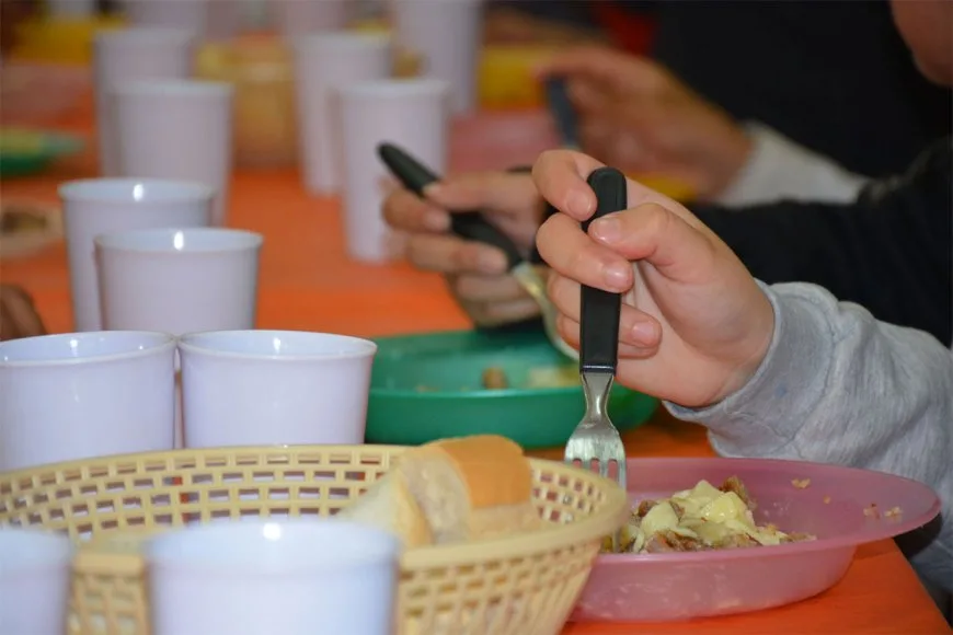 Concejales cuestionan el regreso de alimentos ultraprocesados a los comedores escolares