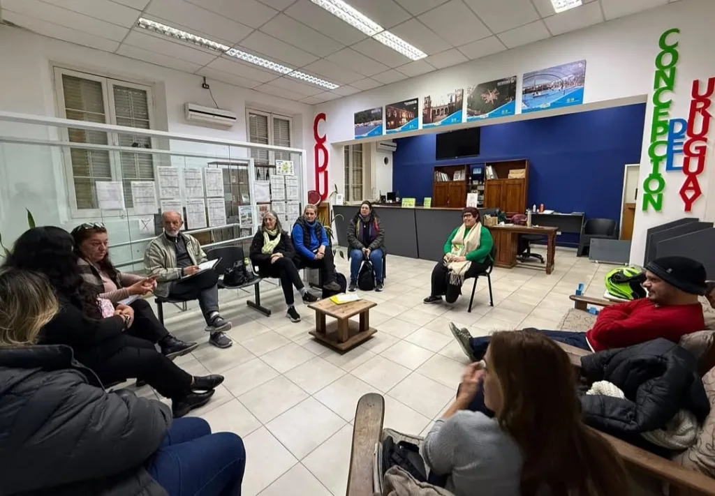 Diagraman agenda con guías de turismo de la ciudad