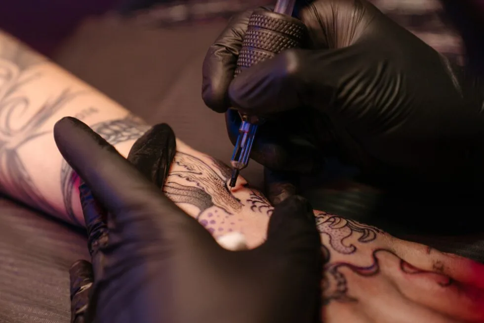 Capacitarán en sanidad a tatuadores y perforadores