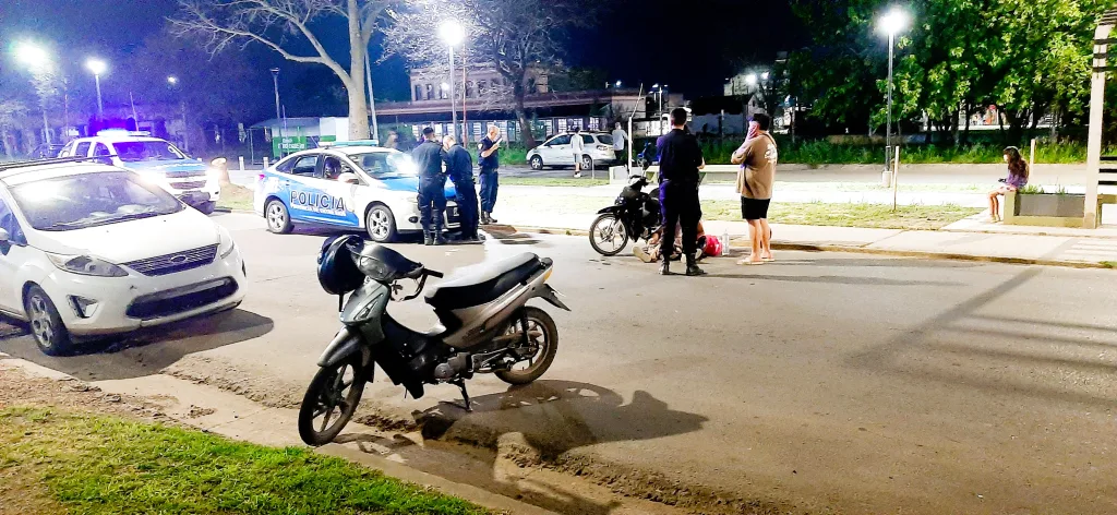 Se rozaron dos motos en bulevar Yrigoyen y una mujer cayó al pavimento