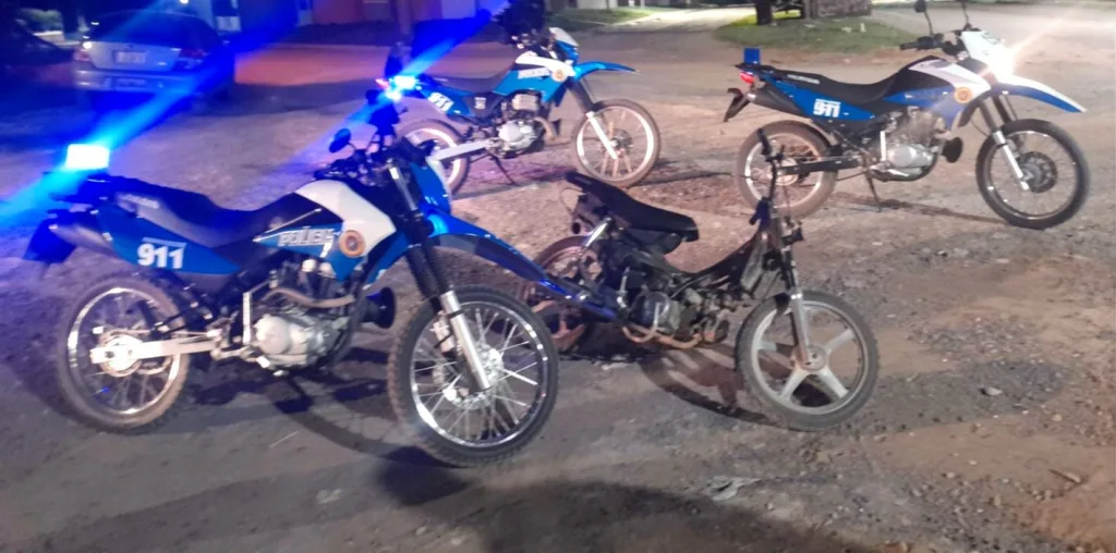 Detuvieron a un menor tras sustraer una moto y a un joven por agredir a policías