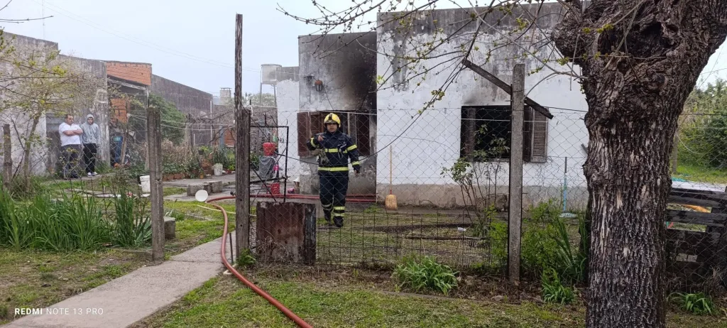 Incendio en una vivienda de calle Baldoni: una habitación fue afectada por las llamas