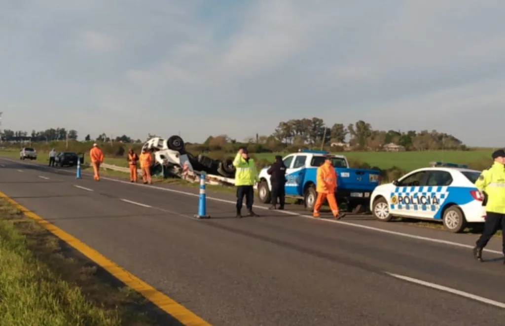 Camión con pollo congelado volcó en la Ruta 14 y la circulación permanece cortada en el kilómetro 38