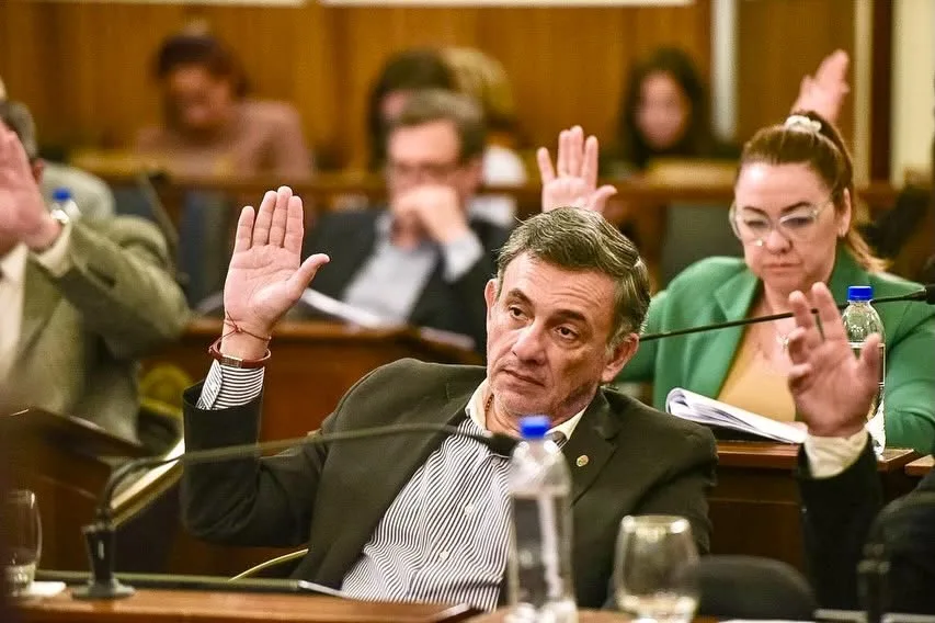 El senador Martín Oliva presentó un proyecto para que LT11 recupere sus contenidos locales y la transmisión por AM