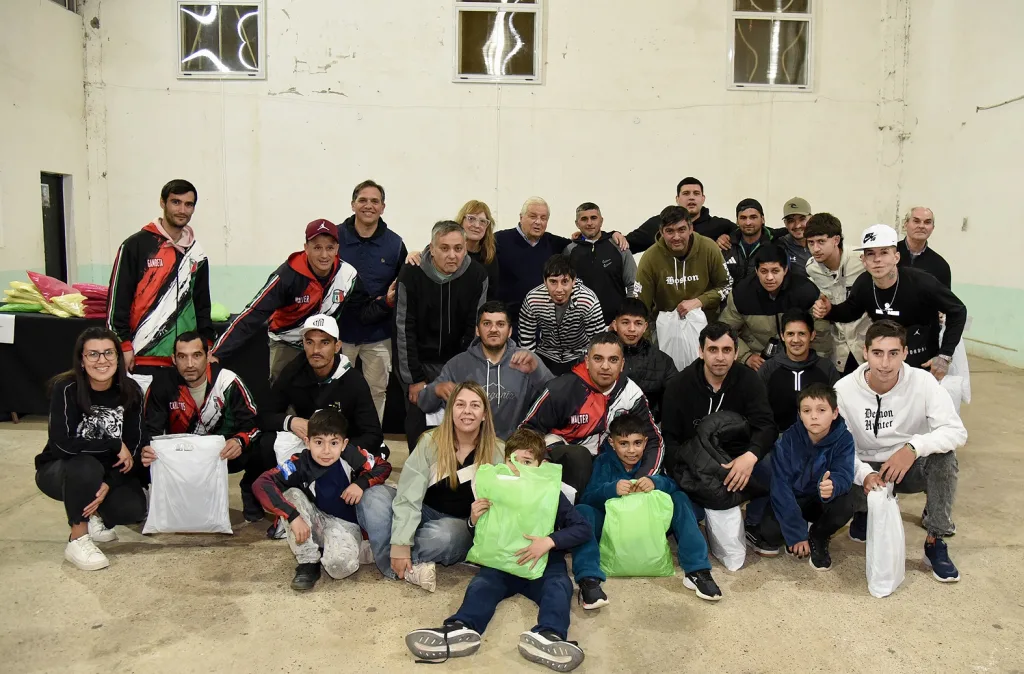 Entregaron indumentaria a las categorías del Club San Roque