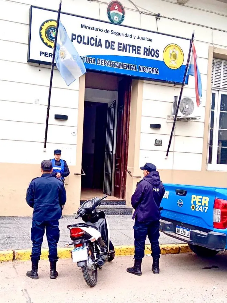 Allanaron las casas de dos motociclistas que se filmaron haciendo maniobras peligrosas en una ruta de Victoria