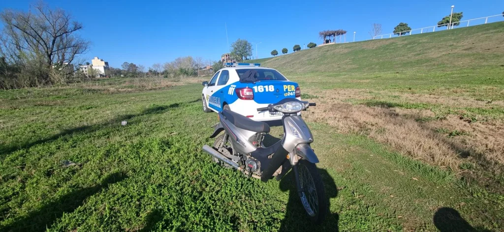 Recuperaron una moto robada de un complejo de departamentos y estaba oculta entre la vegetación