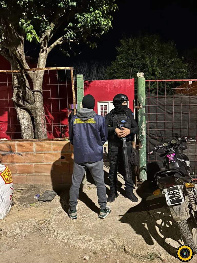 Allanamiento en San Benito: dos detenidos y droga fraccionada lista para su comercialización