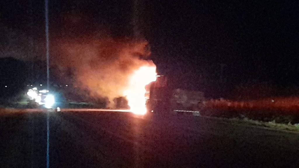 Carbó: Se incendió un camión con trigo sobre la Ruta Provincial 16 y no hubo personas heridas
