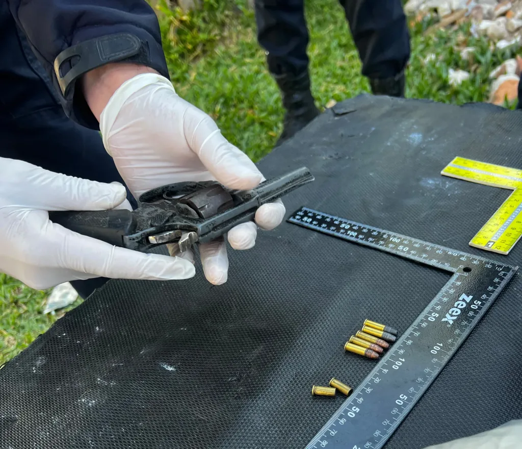 Detuvieron a un menor de 16 años con un revólver cargado en la vía pública