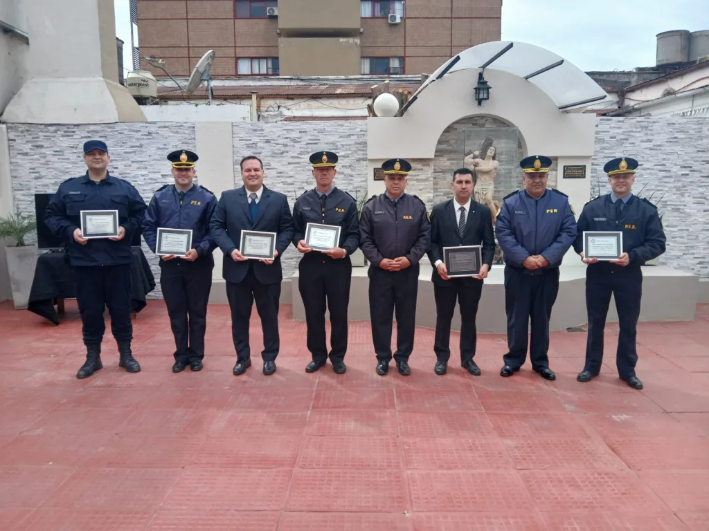 La Jefatura Departamental Uruguay puso en valor su patio interno y reconoció a policías que finalizaron sus estudios