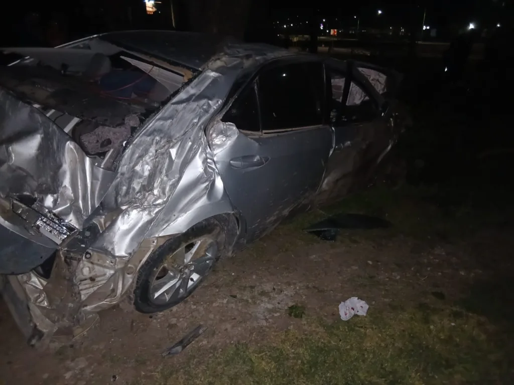 Volcó un Toyota Corolla en el acceso sur y una persona fue trasladada al hospital