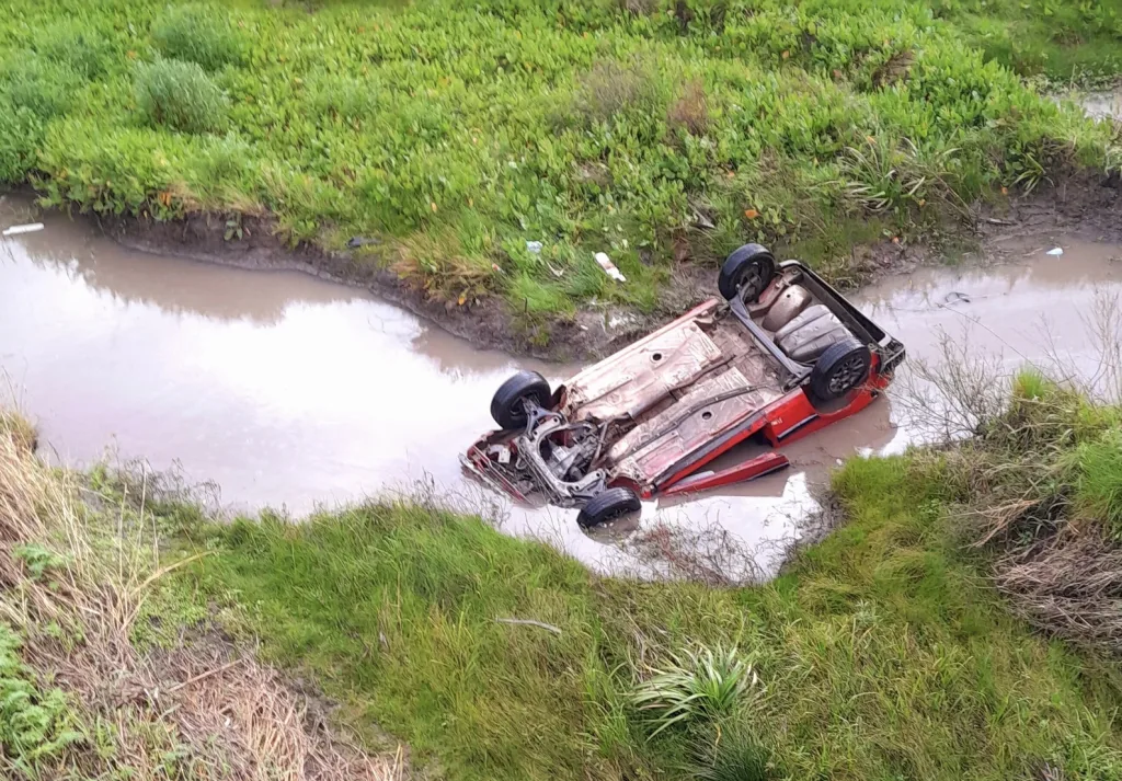 Terminó dentro del arroyo: un auto volcó sobre la Ruta 39 y su conductor salió ileso