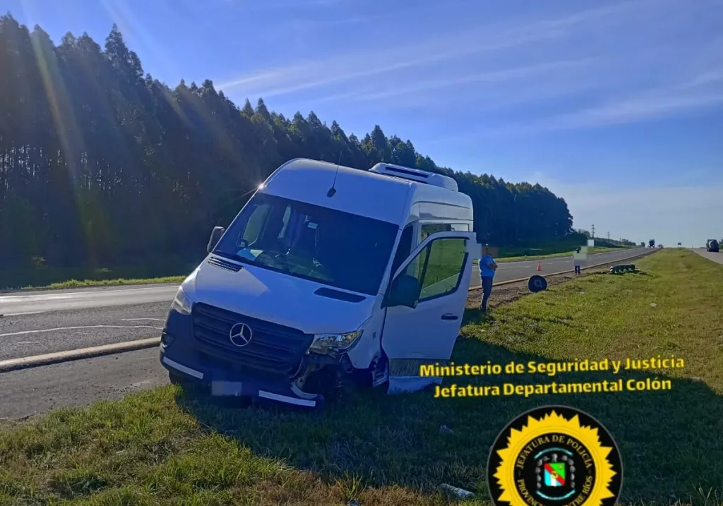 Una camioneta con 19 pasajeros despistó en la Autovía Artigas