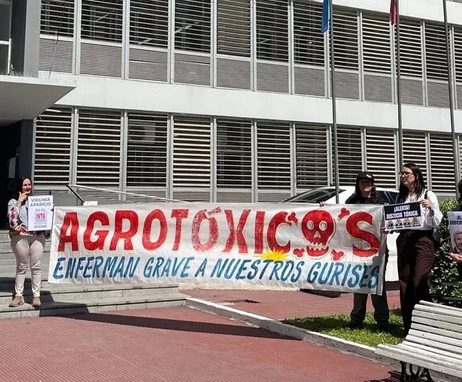Protesta frente al STJ por el fallo que dejó sin efecto las distancias de protección para fumigaciones