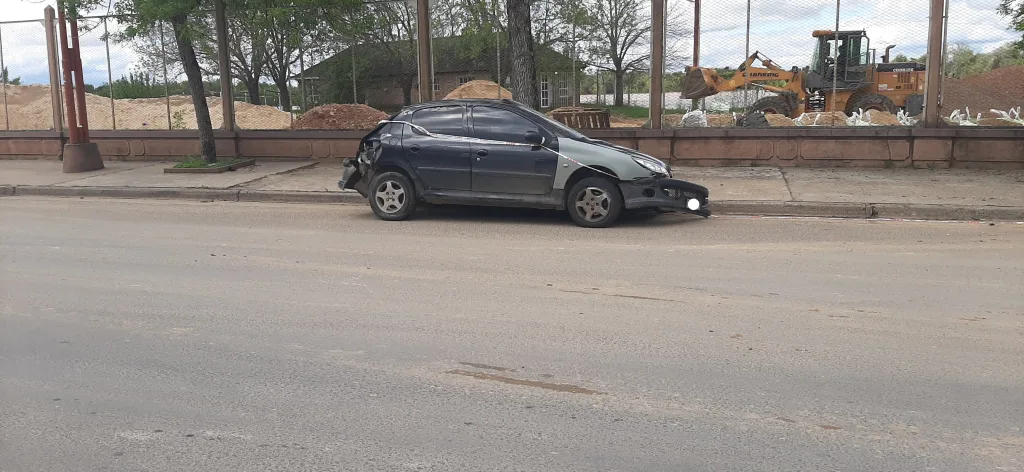 Se llevó el auto de su padre y terminó contra una columna en avenida Paysandú