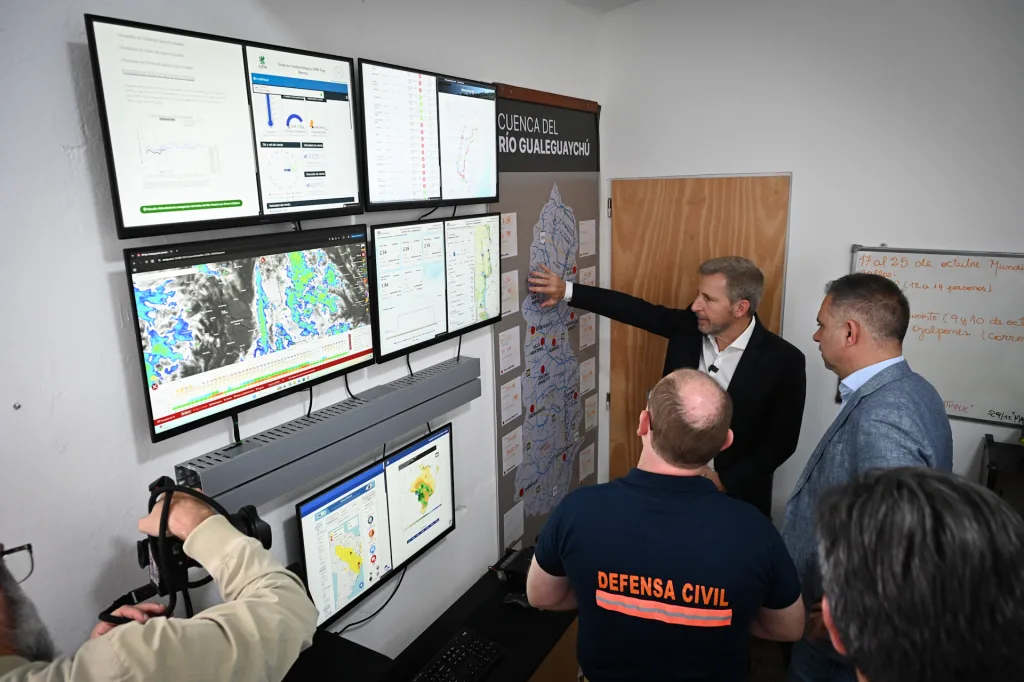 En Gualeguaychú el gobernador recorrió el Centro de Monitoreo y se interiorizó sobre los sensores de alerta temprana