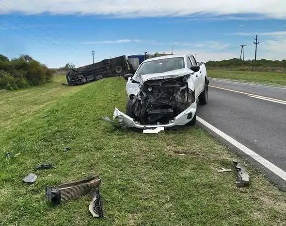 Violento choque entre un camión y una camioneta en la Ruta 12, a la altura de Betbeder