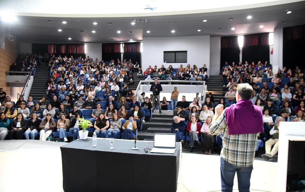 Auditorio repleto para la charla sobre “Infancias y adolescencias”