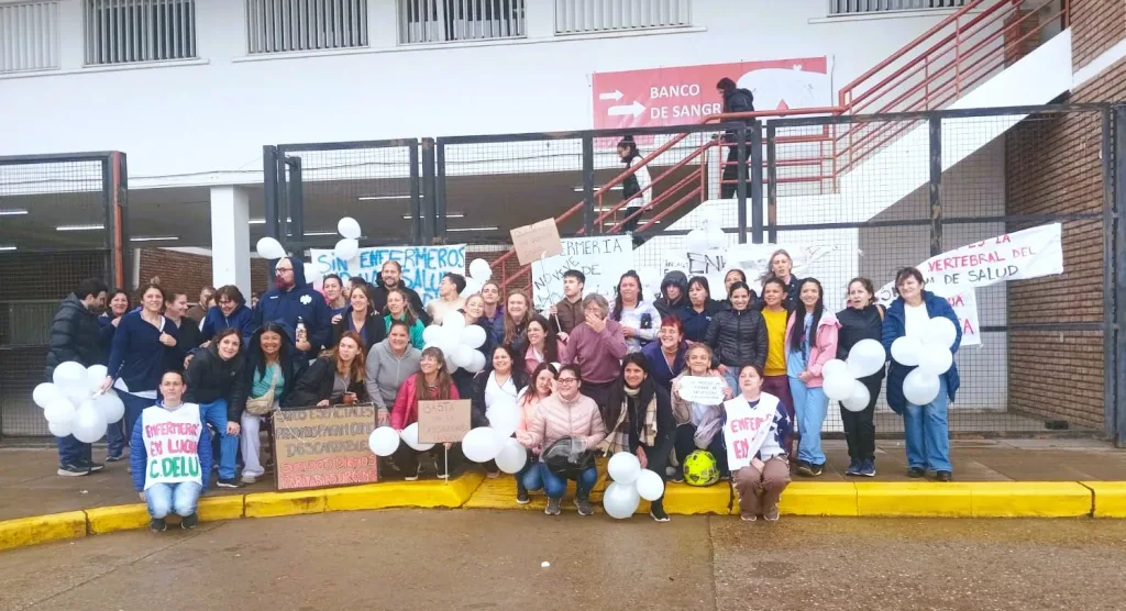 Enfermeros del Hospital Urquiza marcharon por reclamos laborales