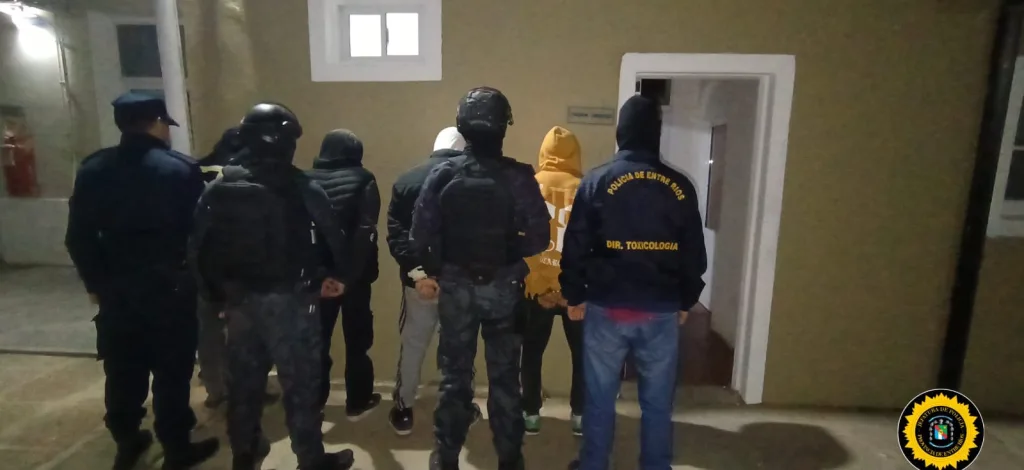 Tres allanamientos simultáneos en Feliciano: secuestraron cocaína y detuvieron a tres personas