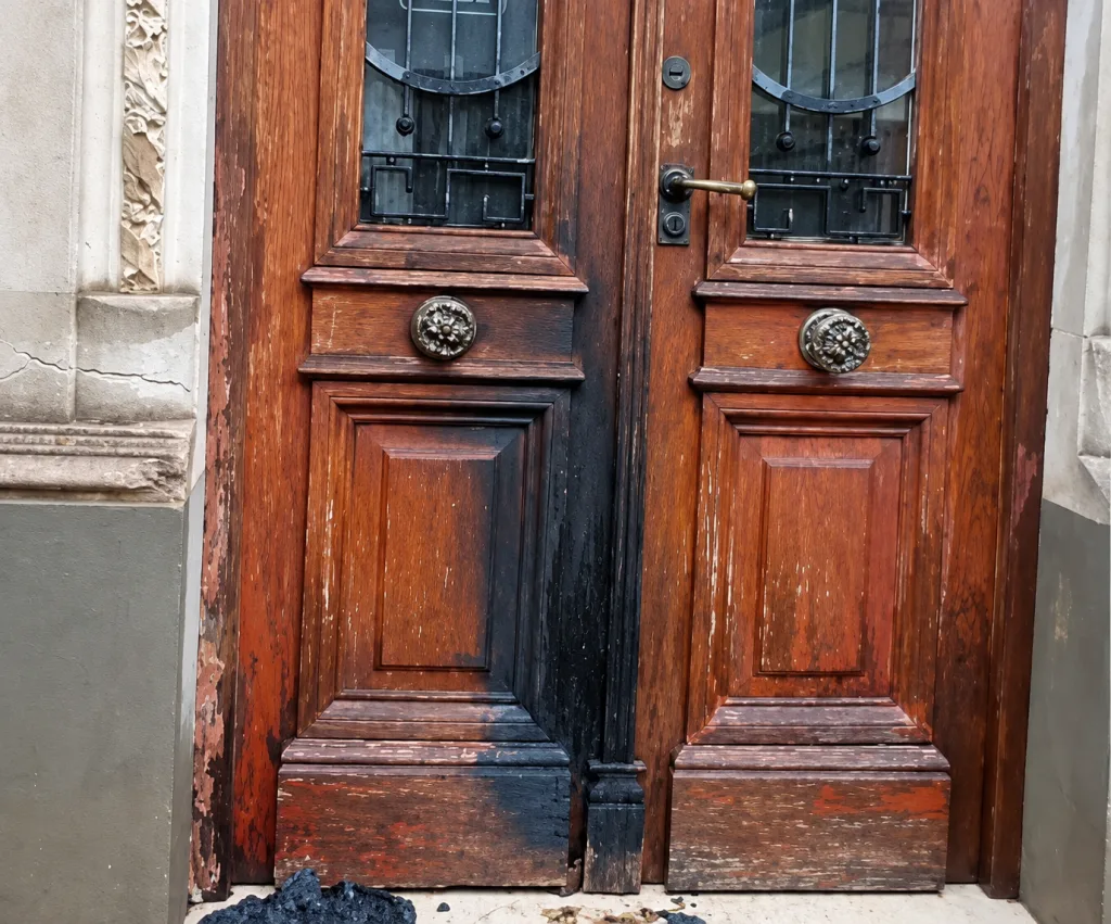 Investigan un principio de incendio en la puerta de un estudio jurídico