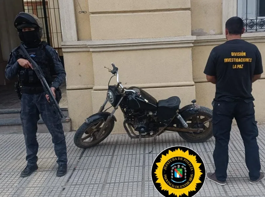 Allanaron una vivienda en La Paz y secuestraron una moto que tenía pedido de robo