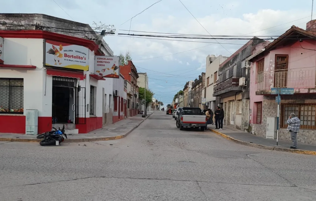 Chocaron una camioneta y una moto: el motociclista sufrió una fractura de pierna
