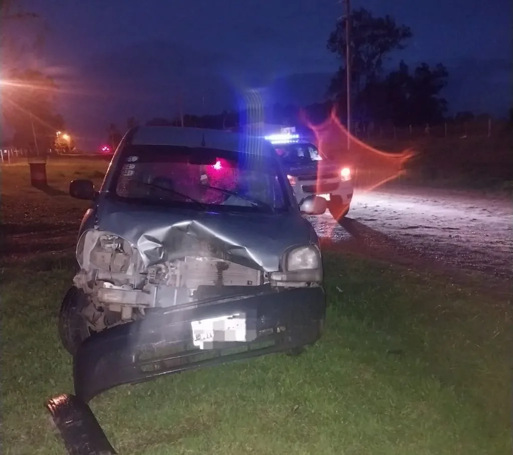 San Salvador: perdió el control del auto y chocó contra un árbol