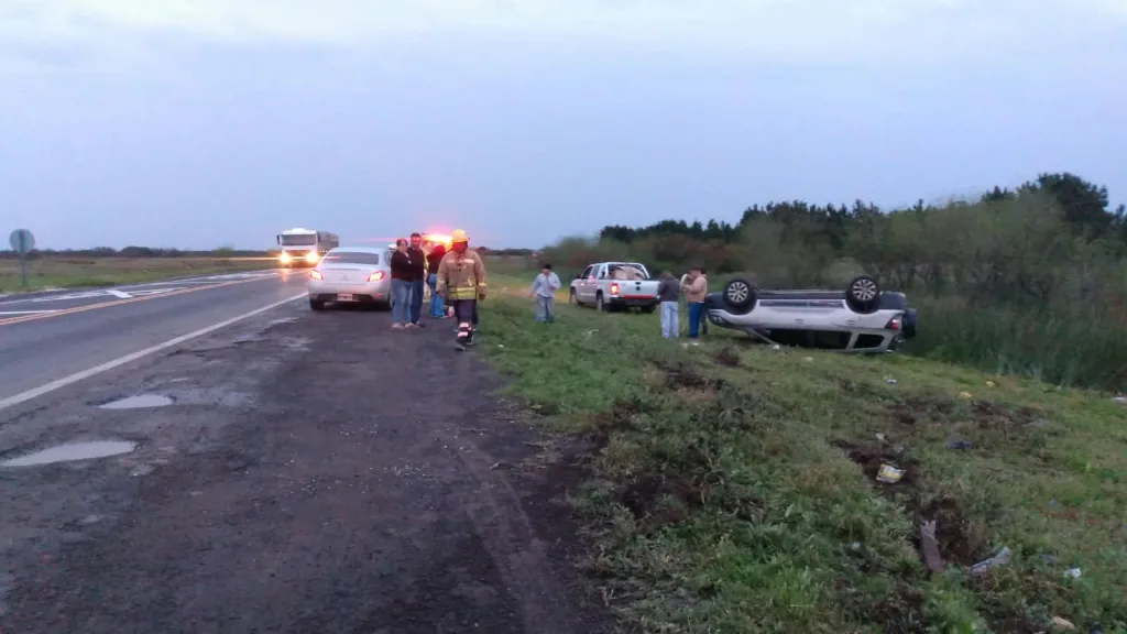 Vuelco en la Ruta 12: una Chevrolet Spin terminó volcada con cinco ocupantes