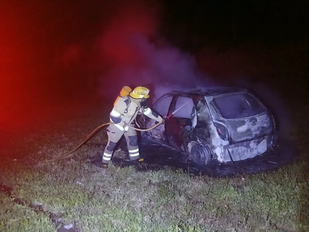 Un Suzuki Fun se incendió por completo sobre la Ruta 12, a la altura de Ceibas