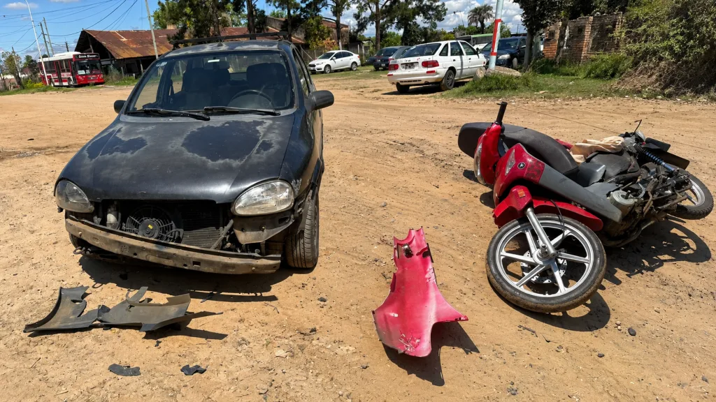Un menor chocó contra un colectivo, intentó escapar y volvió a colisionar con un auto