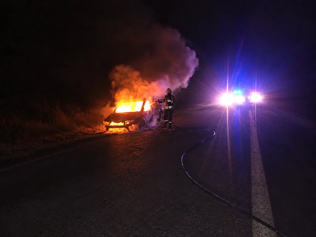 Un auto se incendió por completo en la Autovía 12: la conductora resultó ilesa