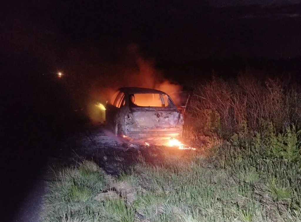 Un Renault Symbol se incendió por completo en la Ruta Provincial 6
