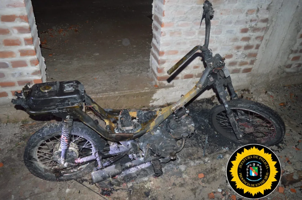 Un grupo de motos hacía maniobras peligrosas y uno de los conductores prendió fuego su moto en Tala